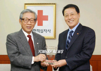 韓赤 한완상 총재로부터 감사패 받은 SK네트웍스 정만원 대표이사