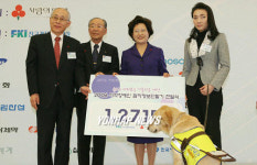 권여사 시각장애인 점자정보단말기 전달식. 대통령 부인 권양숙 여사가