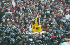 경주시청 진입 시도