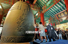 보신각 종 기나긴 평일의 침묵을 깨다