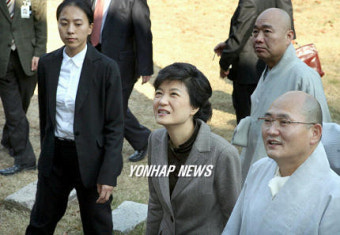박근혜 전대표 부산 범어사 방문