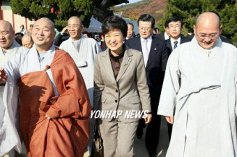 박근혜 전대표 부산 범어사 방문