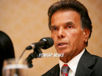 세계 평화를 노래하는 싱어송라이터 프레드 나시리