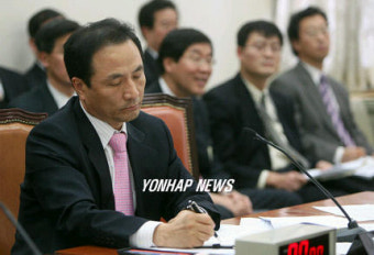 질의듣는 김명곤 문화관광부 장관