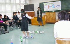 가상 음주체험하는 학생들