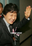 거수경례에 답하는 박근혜 전 대표