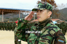 수료신고 하고 있는 임요환 이병