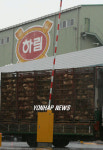 하림 익산공장에 닭 정상 반입