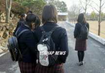 AI로  조기 하교하는 여중생들