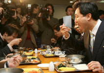 닭요리 시식하는 오세훈 서울시장