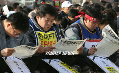 전단 읽는 조합원들