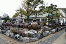 옹기로 쌓은 면사무소 담