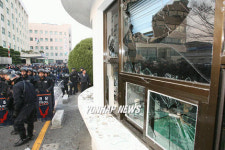 산산조각난 울산시청 경비실