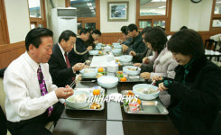 삼계탕 먹는 공무원들