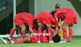 축하하는 동료들