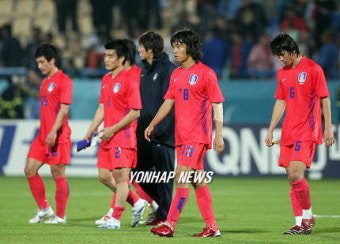 침통한 표정의 한국축구