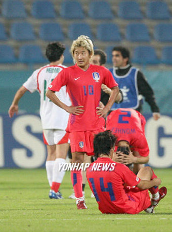 침통한 표정의 한국축구