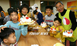 어린이와 크리스마스케이크 만들기