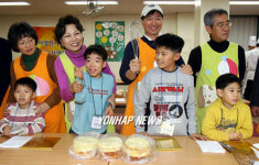 어린이와 크리스마스케이크 만들기