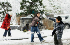 눈싸움 하는 어린이들