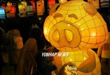 돼지 모양 전구 조형물