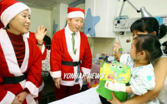 어린이병원 방문한 산타 김근태