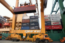 부산항 수출화물 선적 분주