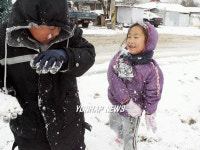 눈싸움 하는 어린이들