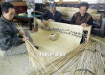 태안 노인들 왕골자리 만들기 한창