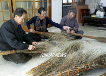 태안 노인들 싸리비 만들기 한창