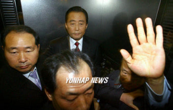 가로막힌 고건 전 총리 기자회견