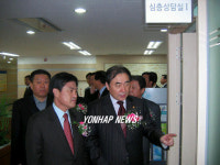 부산고용센터 둘러보는 이상수 장관