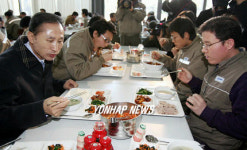 근로자들과 식사하는 이명박