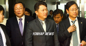 긴급 의원총회 참석하는 전대준비위 의원들