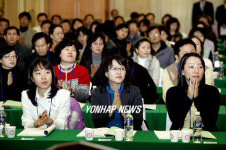 강연듣고 있는 전국의 중.고교 교사들