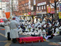 도로개설 중단되자 상복시위
