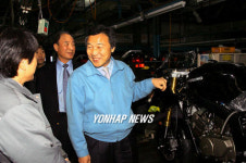 공장 시찰중인 손 전 지사