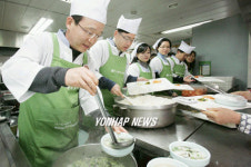 무의탁 노인에게 떡국 배식