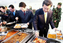제이엘푸드 경기대학교 기숙사식당 | 자율배식하는 손학규 전 경기지사