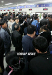 출입국관리사무소에 몰린 재외동포들