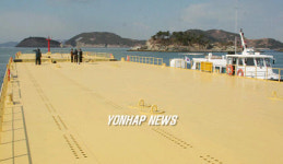 운동장같이 넓은  물에 뜨는 방파제