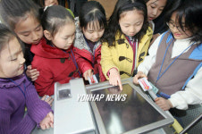 초등학교에도 터치스크린 전자투표