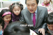 어린이집 방문한 손학규