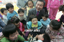 어린이집 방문한 손학규