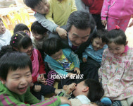 어린이집 방문한 손학규