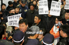 공항서 저지당한 FTA 상경 투쟁단