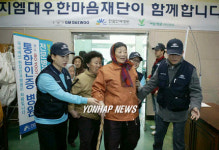 무료진료소 찾은 섬 주민들