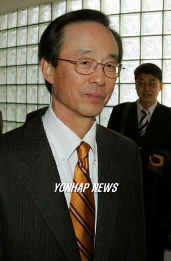 재단 사무실 향하는 한승주 고려대 총장 서리