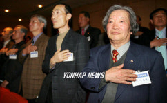 47년만에 함께 경례