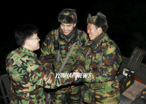 초소 위로 방문한 해병대 군종장교